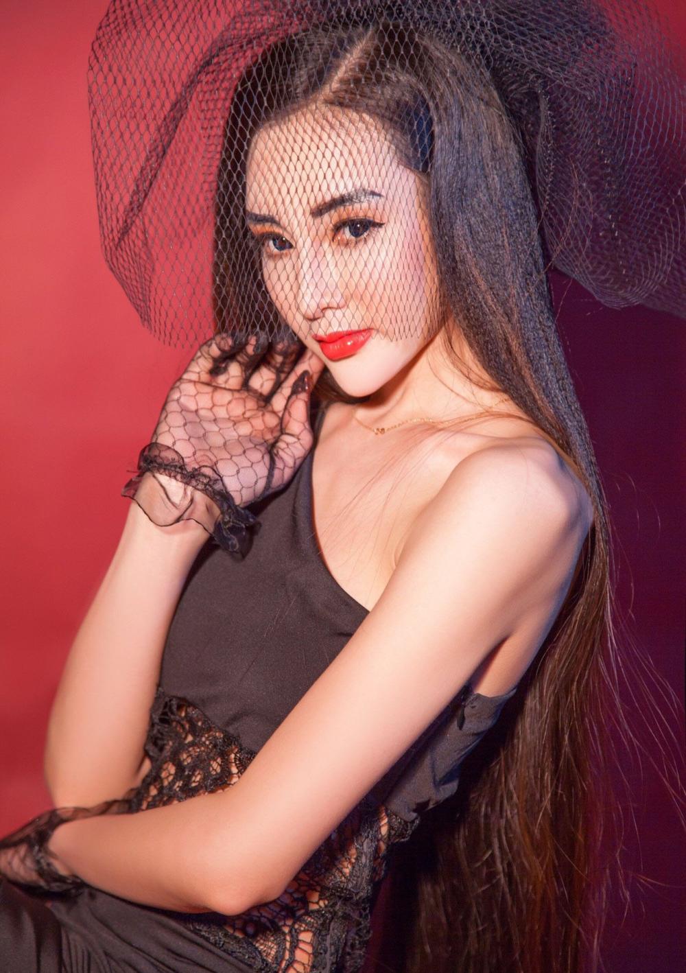 露肩美女阿依努尔瓦娅性感晚礼服写真