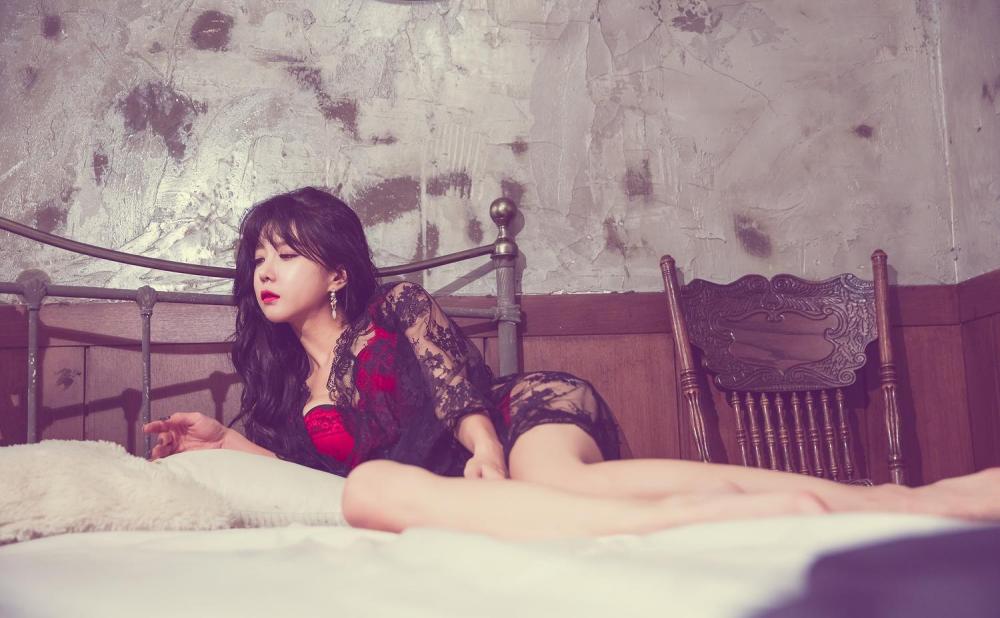 长腿美女许允美性感内衣床照