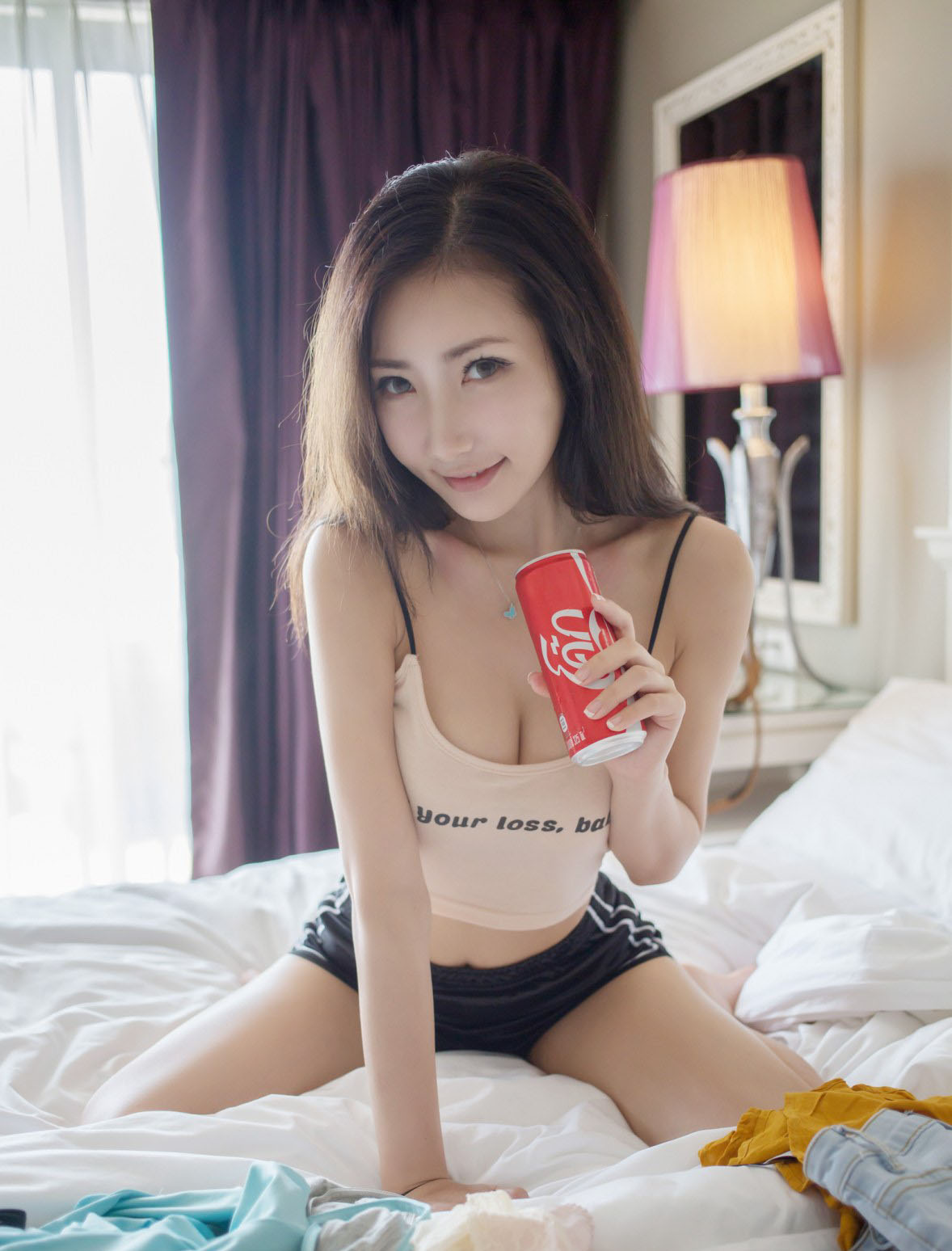 吊带衫美女Yumi尤美深V爆乳诱惑写真