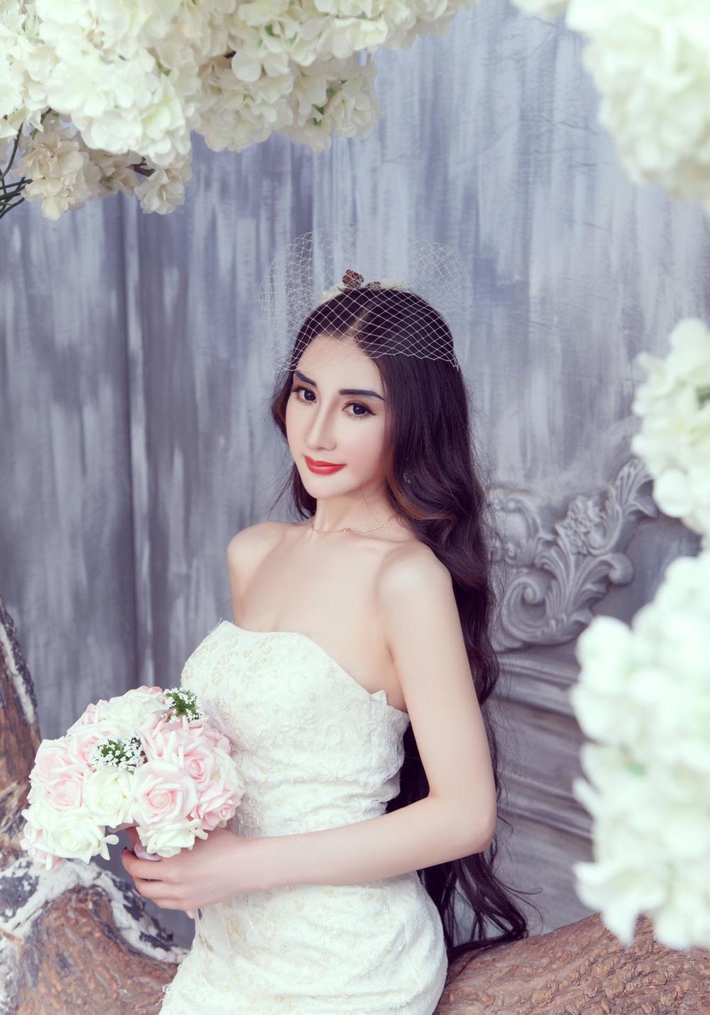丰满美女阿依努尔瓦娅性感婚纱写真