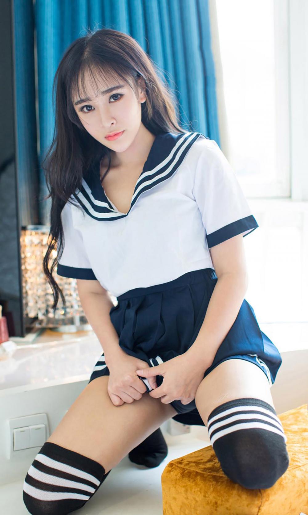 网红学生妹萱萱大胆抄底写真