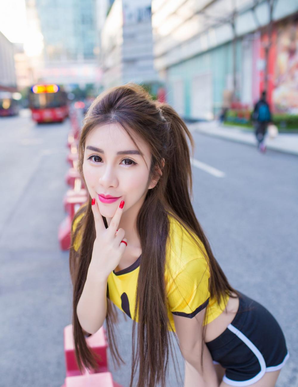 清纯美女李李七七喜喜性感街拍