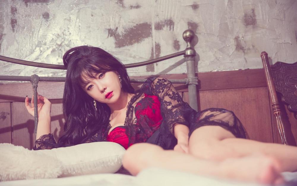 红色内衣美女许允美美腿诱惑床照