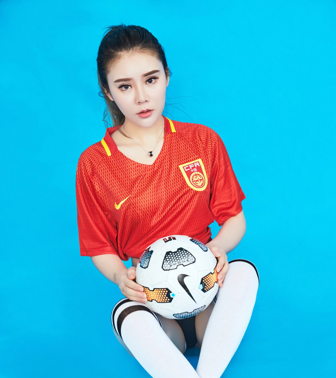 足球女郎爱丽莎过膝袜美腿诱惑写真