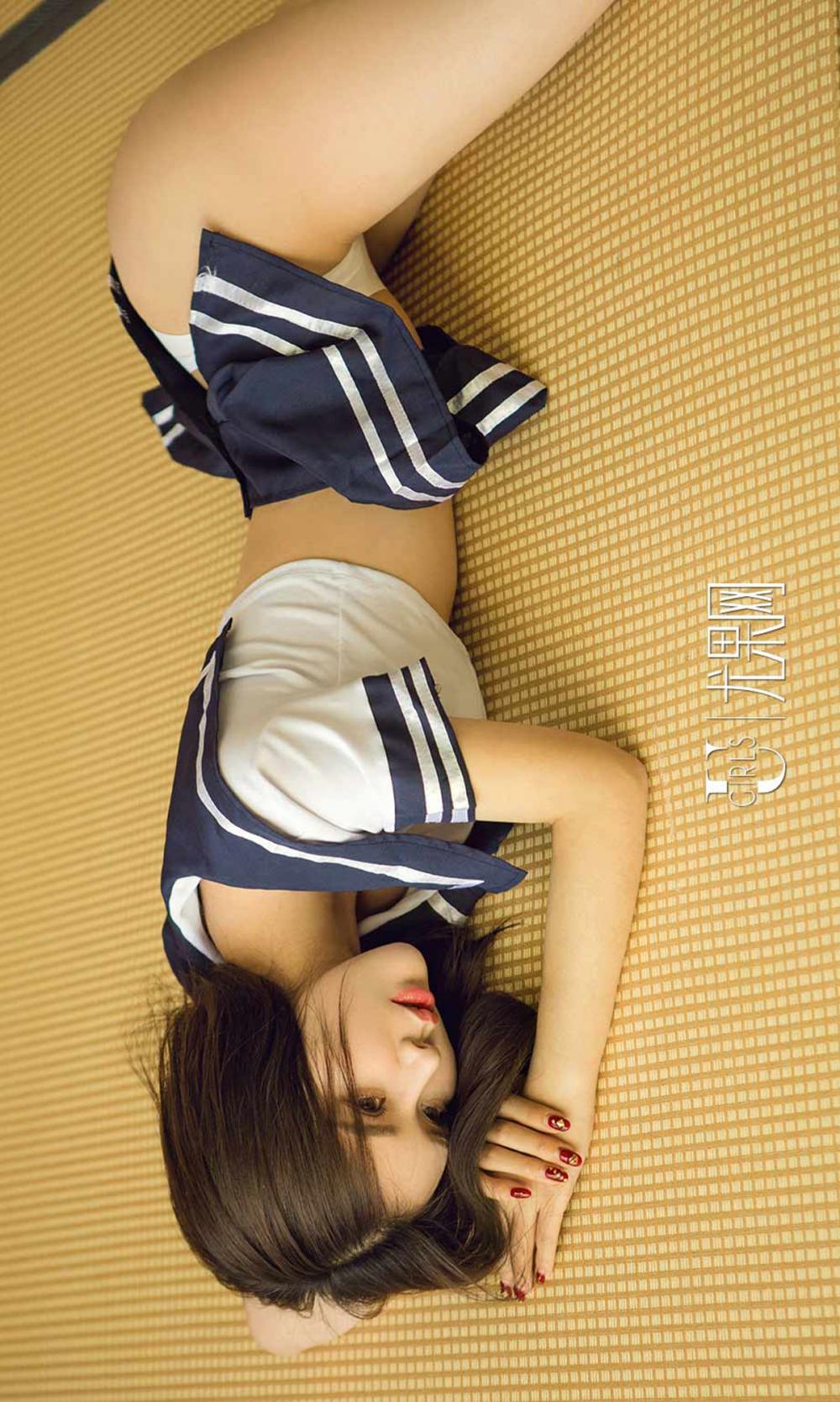 学生装美女爱丽莎性感撩人私房照