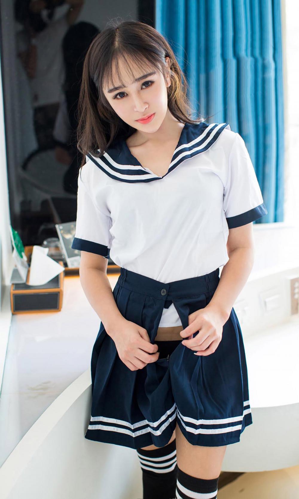 极品美女萱萱性感学生装写真