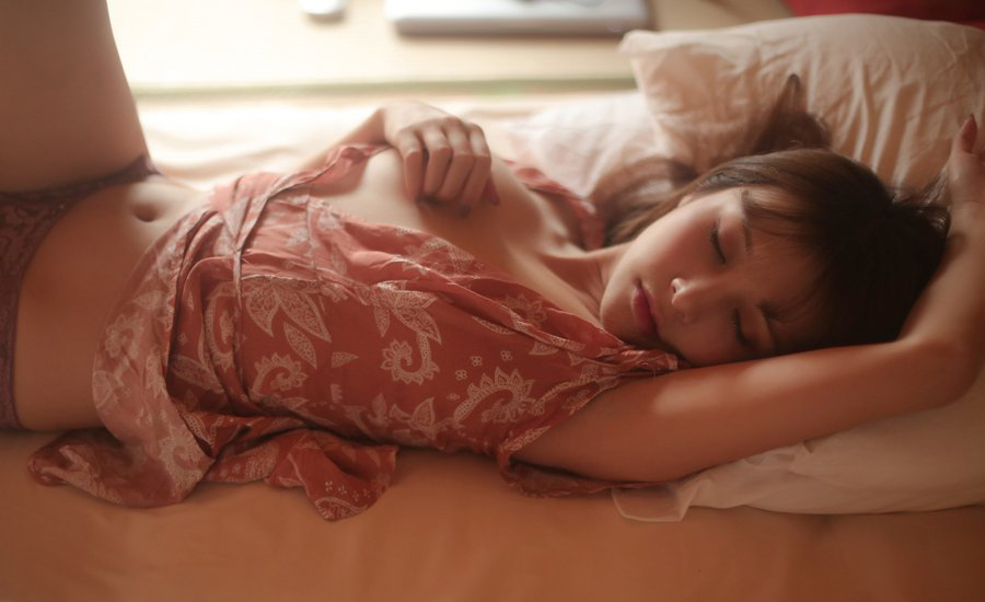 性感美女夏美酱捂胸诱惑床上写真