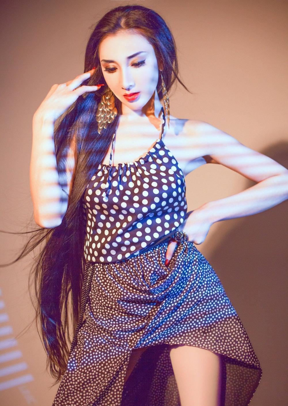 养眼美女阿依努尔瓦娅性感写真照