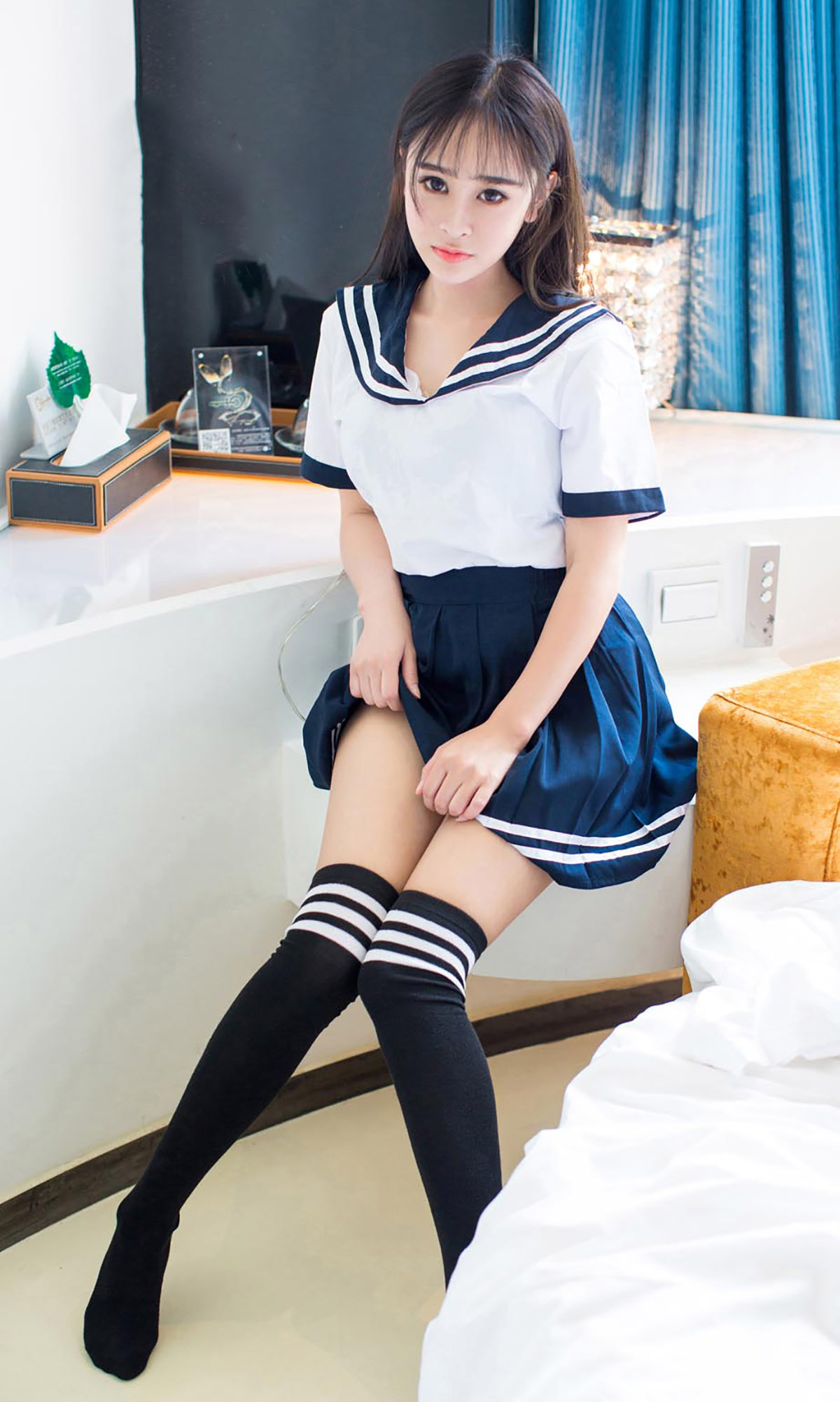 过膝袜美女萱萱超短裙美腿诱惑写真