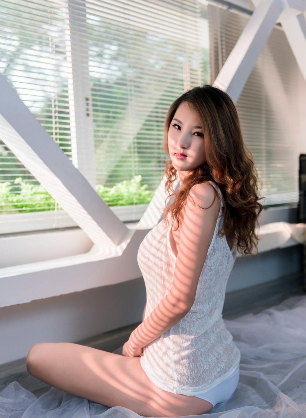 养眼美女小妮子Julia性感写真照下载
