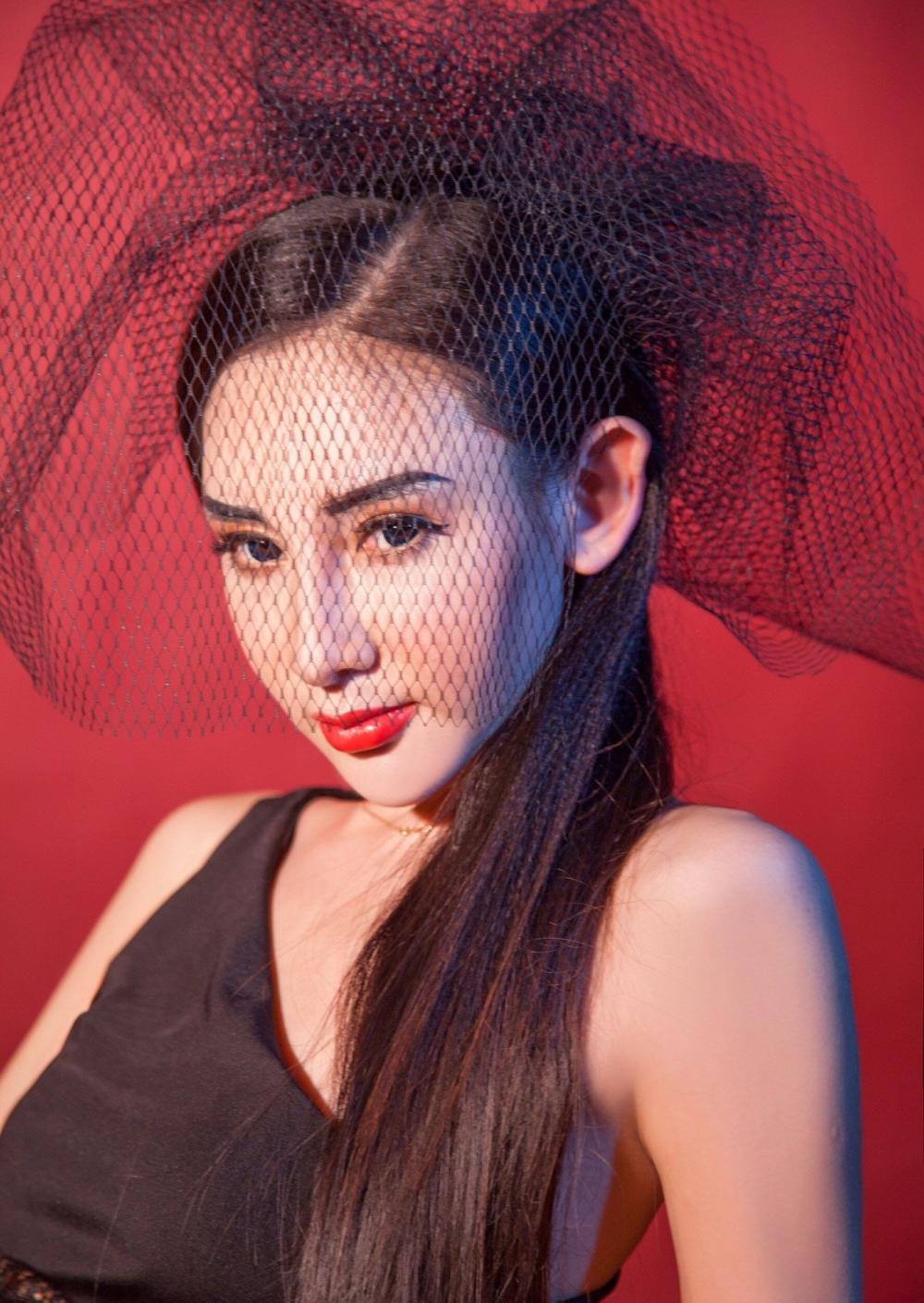 女神级美女阿依努尔瓦娅高清写真照