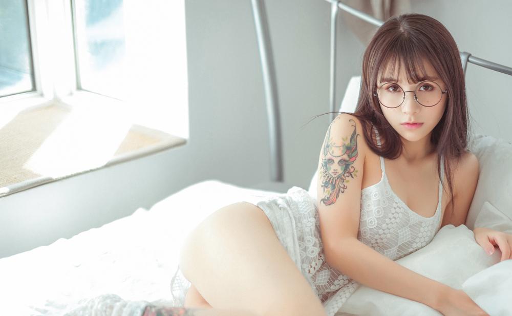 美腿女神夏美酱吊带衫露胸写真下载
