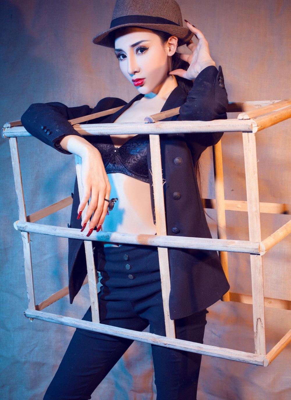 巨乳美女阿依努尔瓦娅御姐范写真