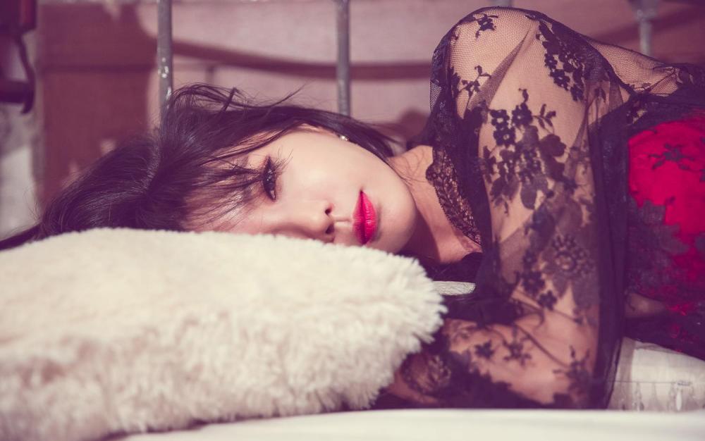 妩媚嫩模许允美性感妖娆写真
