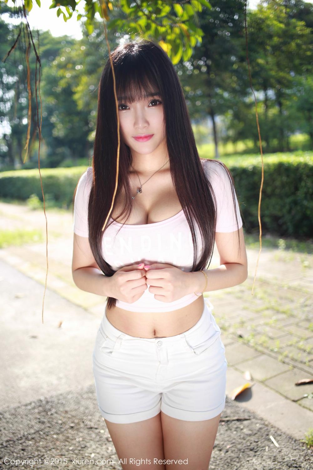 甜美美女夏瑶baby豪乳诱人户外写真