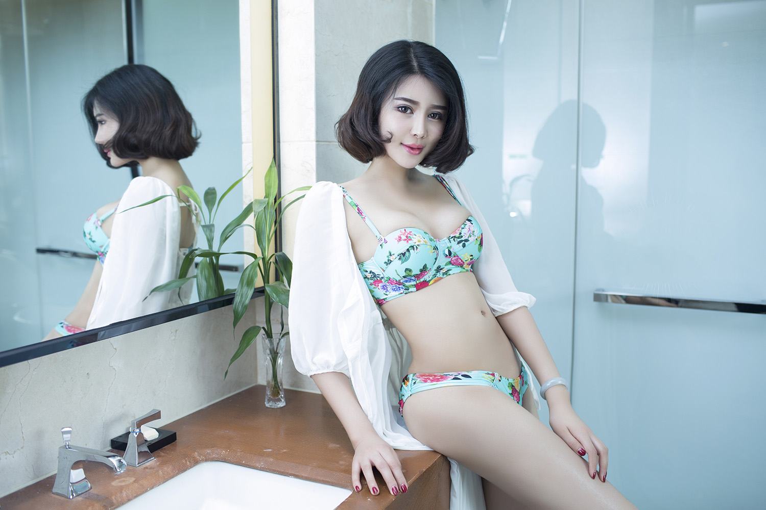 娇艳模特游子熙性感浴室写真