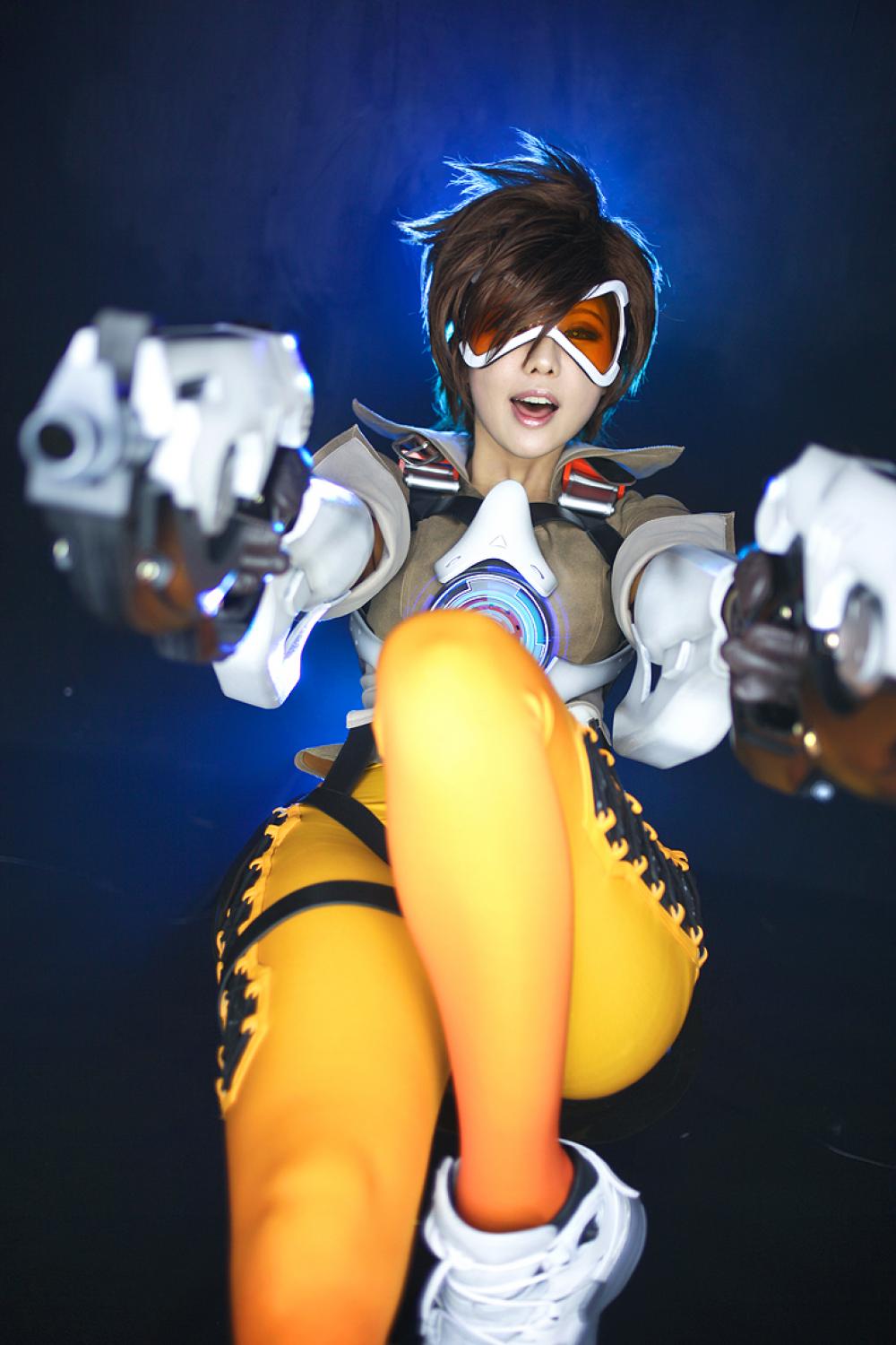 螺旋猫Tasha翘臀紧身裤性感Cosplay《守望先锋》闪光