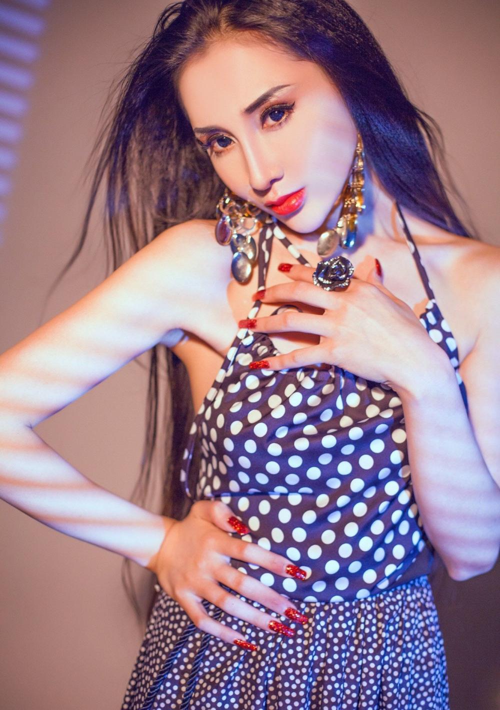清纯美女阿依努尔瓦娅娇艳自拍照下载