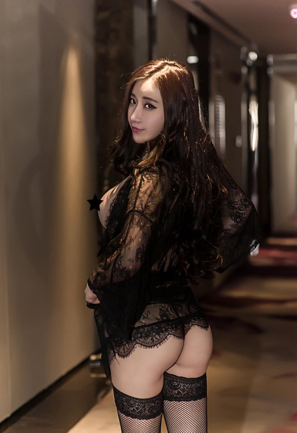 高挑美女王婉悠性感翘臀写真