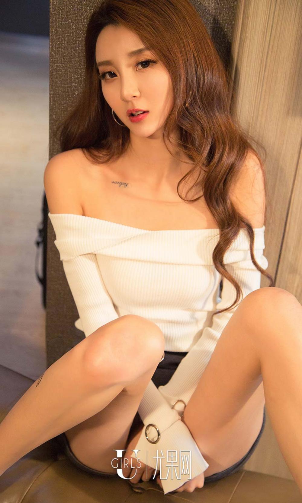 露肩美女赵琳儿性感冷艳自拍照下载