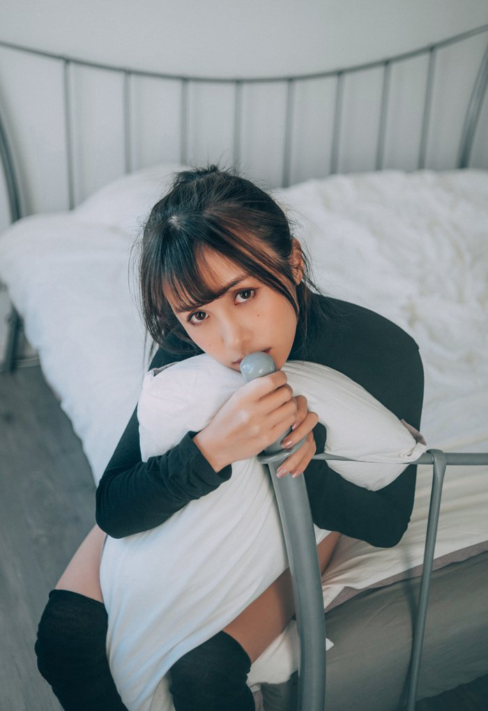 纹身美女夏美酱居家纯情黑丝写真照片
