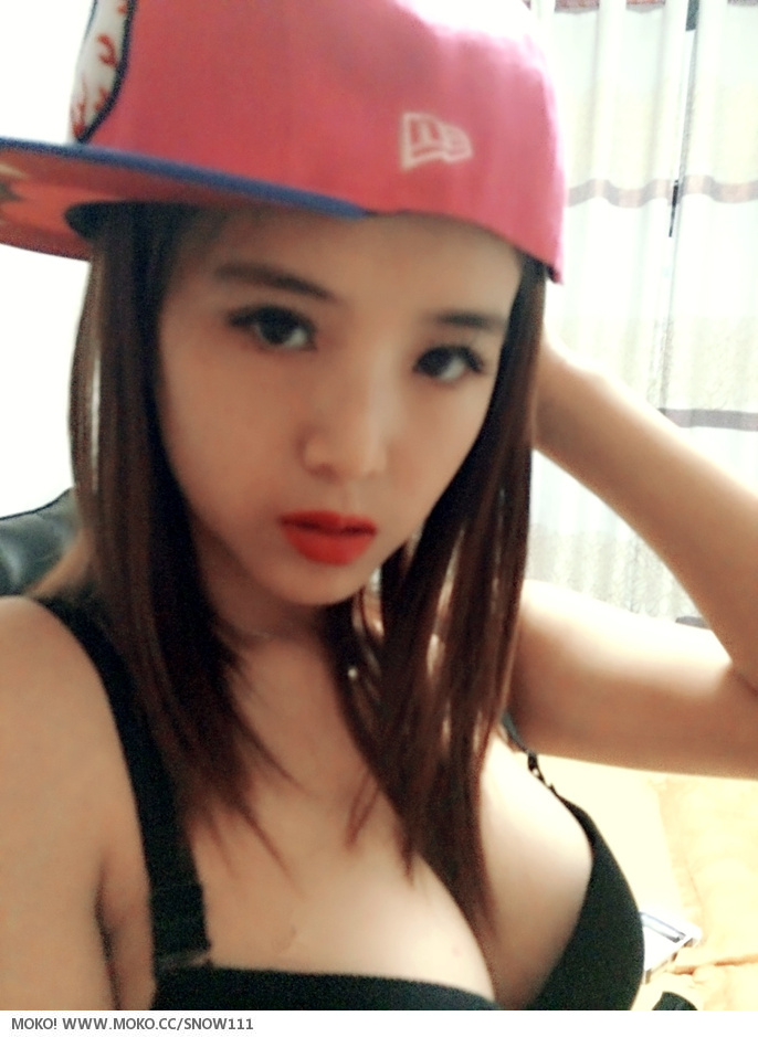 妩媚动人的性感嫩模艾比利诱人私房写真
