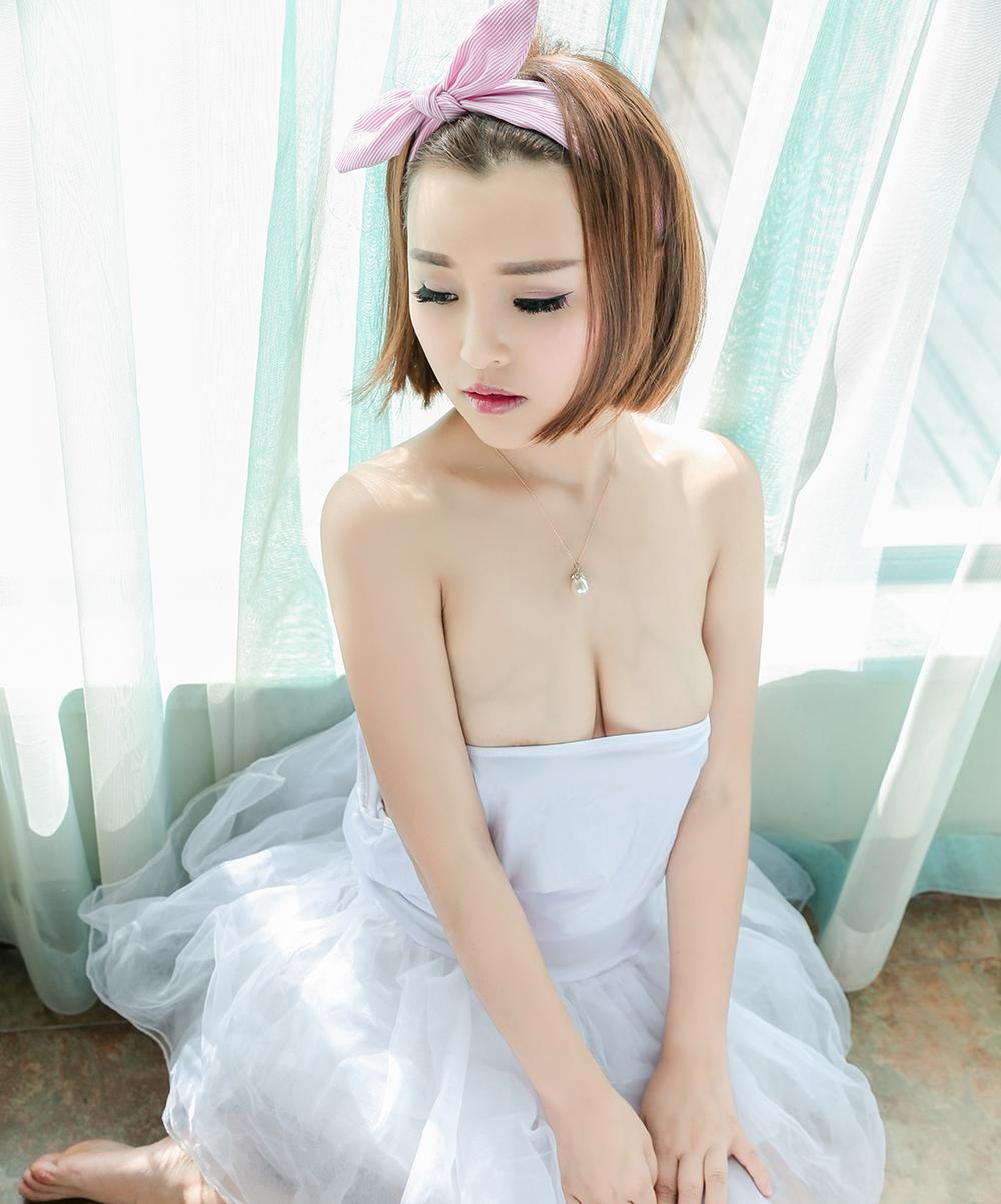 极品美女吉雅子酥胸半露性感写真