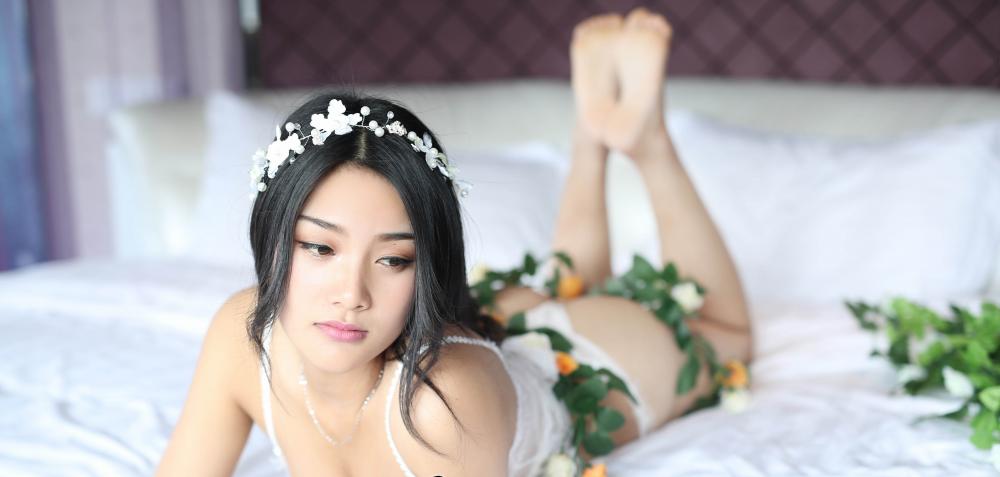 气质美女白微Sera性感私房照下载
