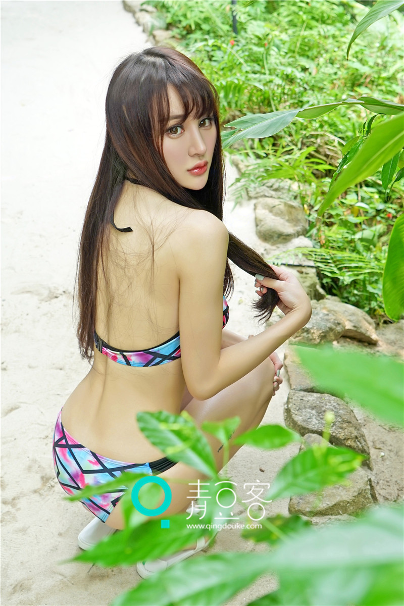 Cheryl青树性感比基尼写真 丰满上围成为焦点