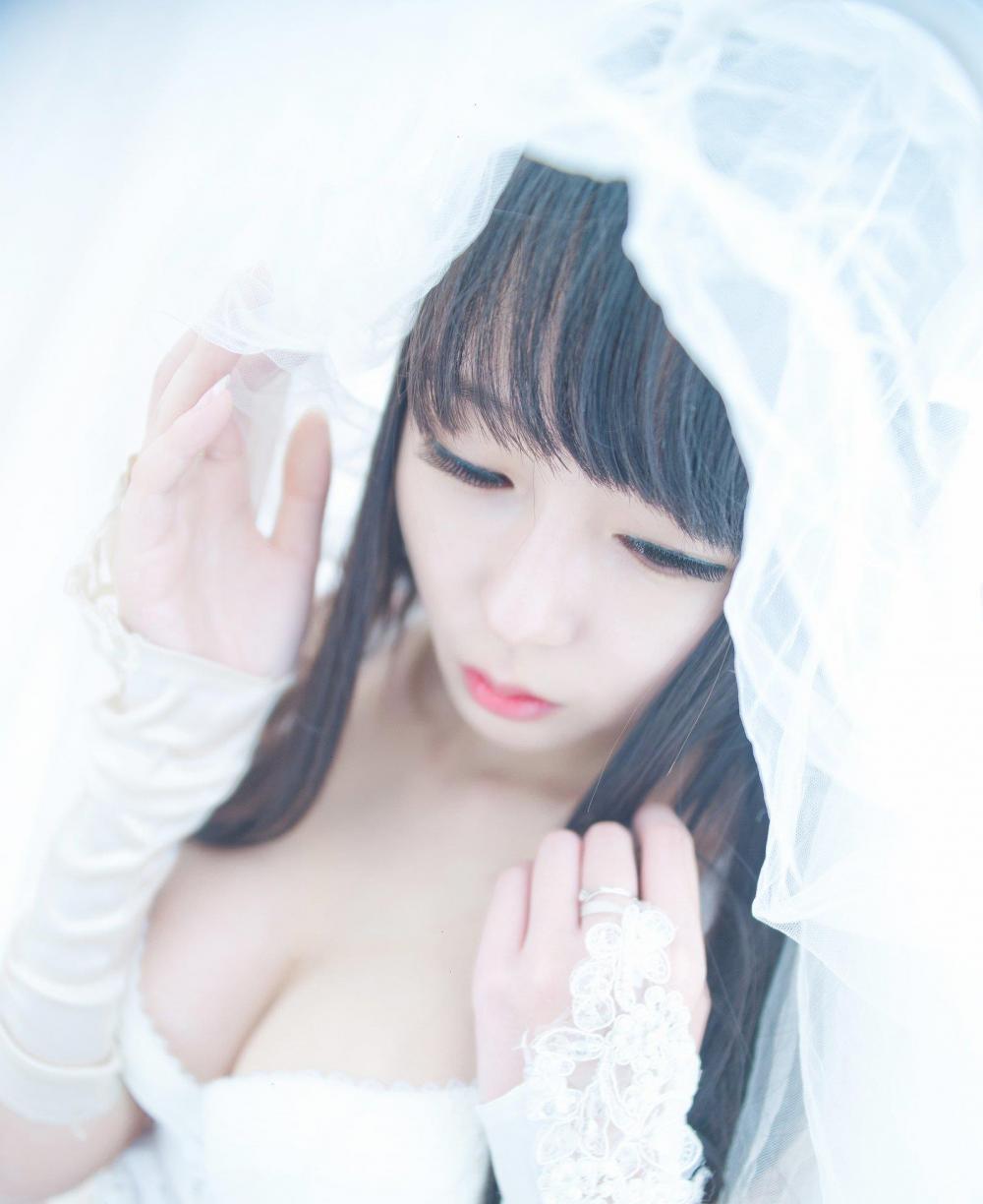 美女乳神伊伊EvaBarbie深V诱惑写真
