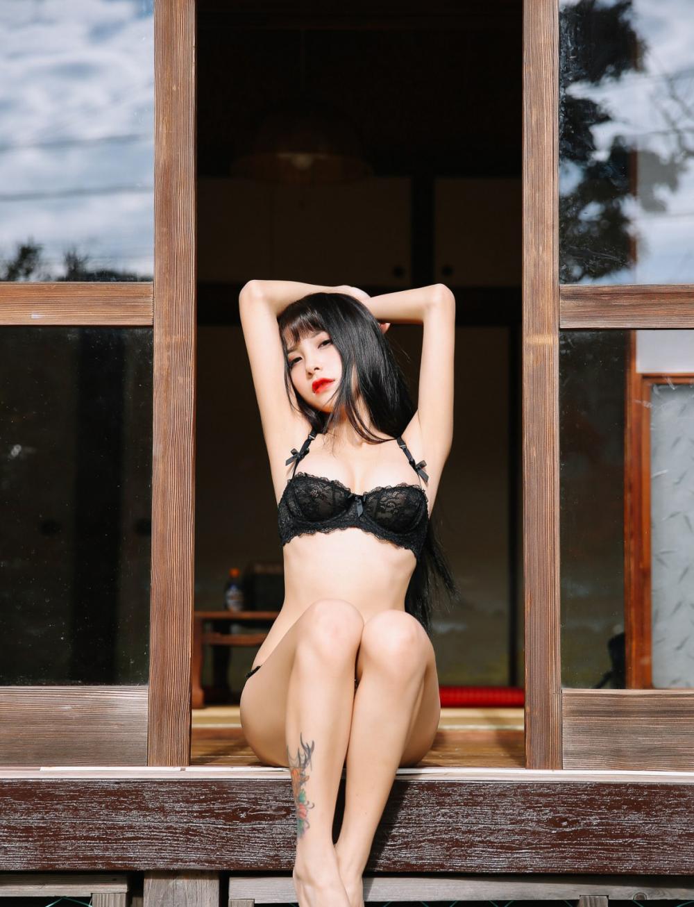 比基尼女神夏美酱裸足爆乳诱惑自拍照