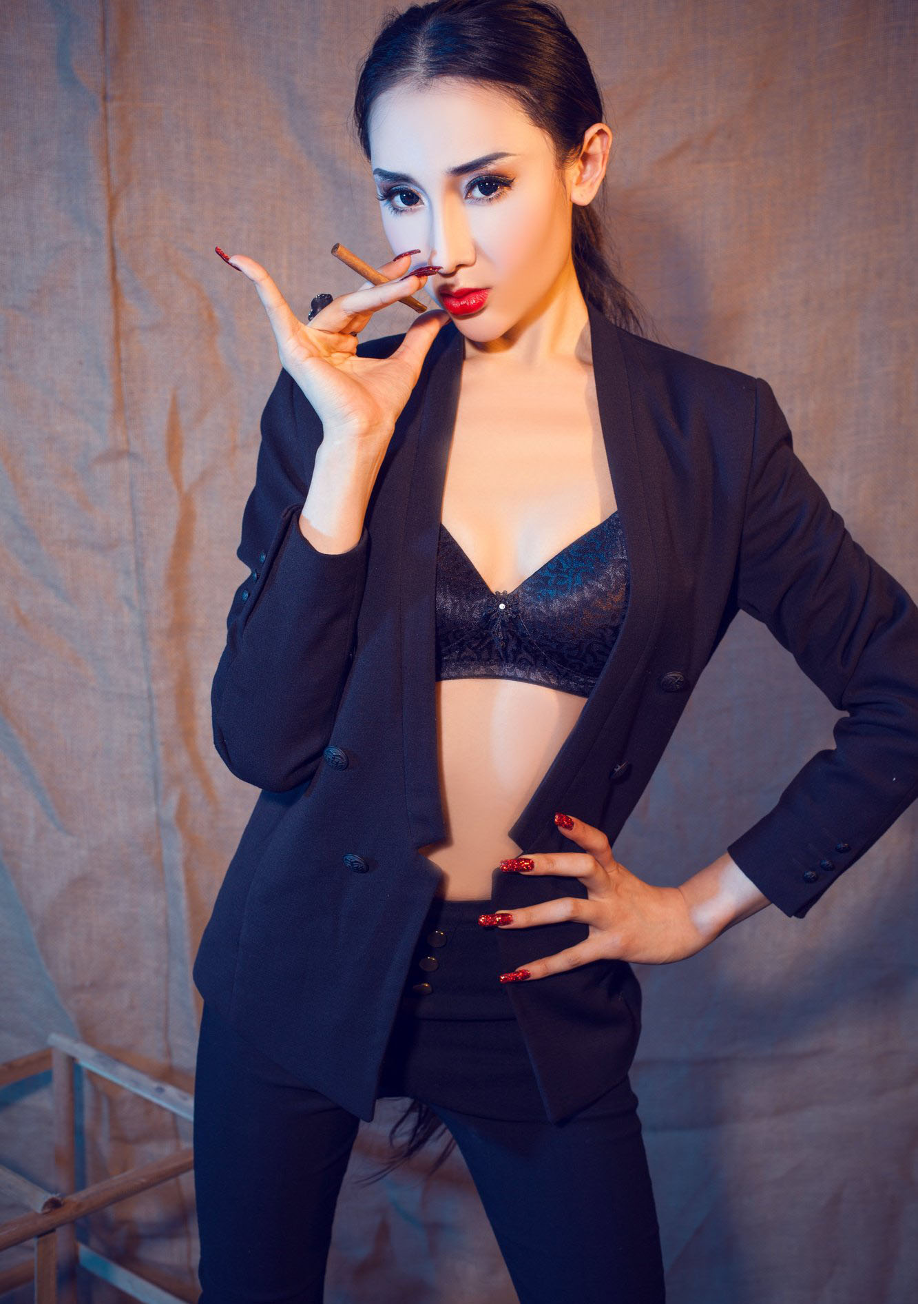 高冷美女阿依努尔瓦娅性感迷人写真