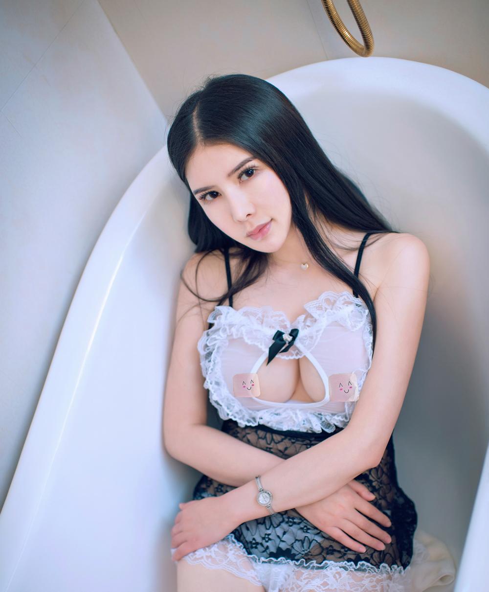 女仆装美女李丽莎酥胸诱惑写真
