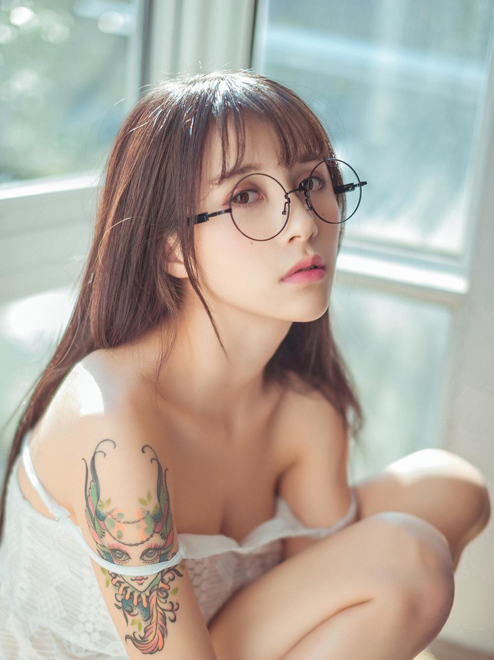 性感萌妹子夏美酱蕾丝内衣露胸写真