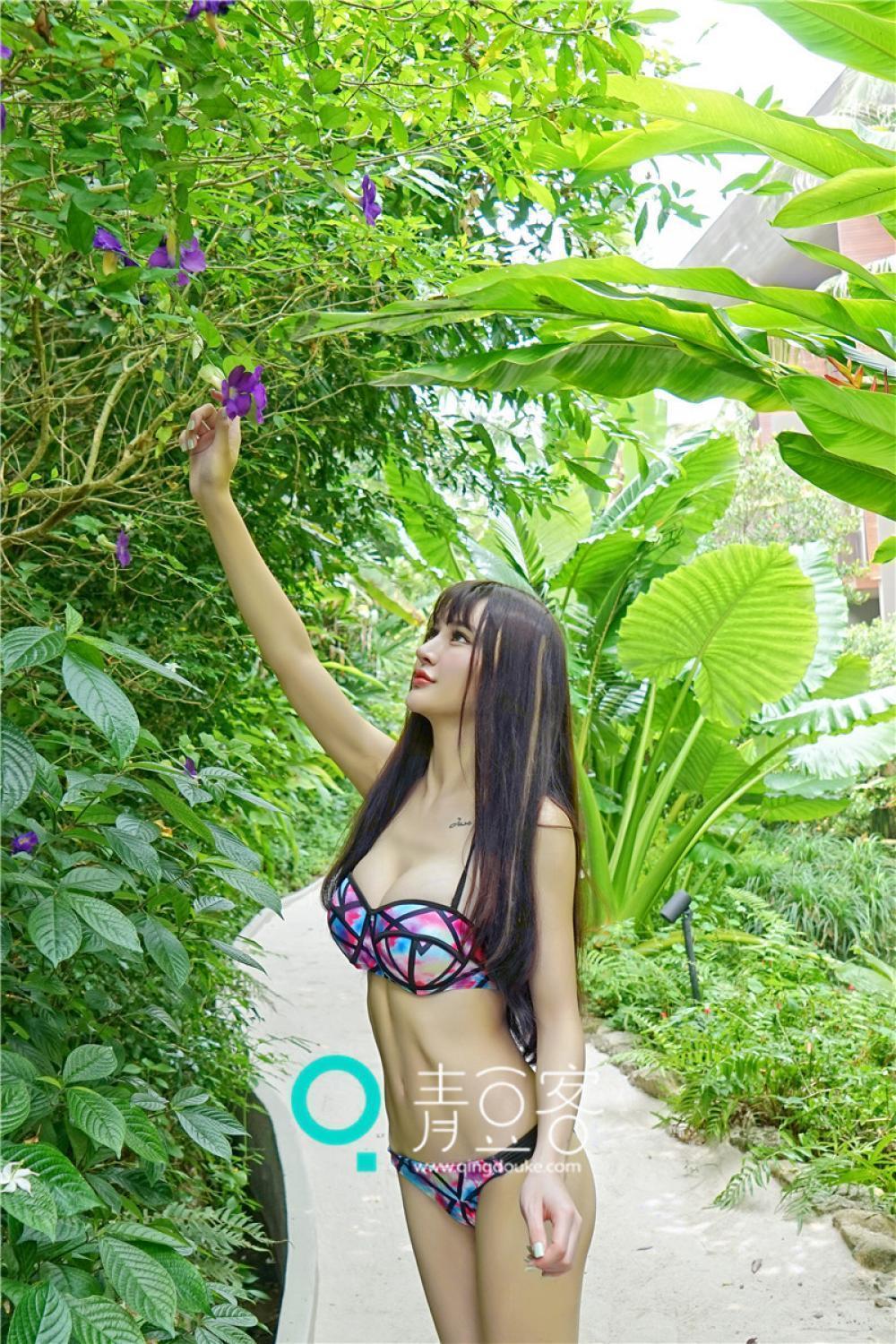 Cheryl青树性感比基尼写真 丰满上围成为焦点