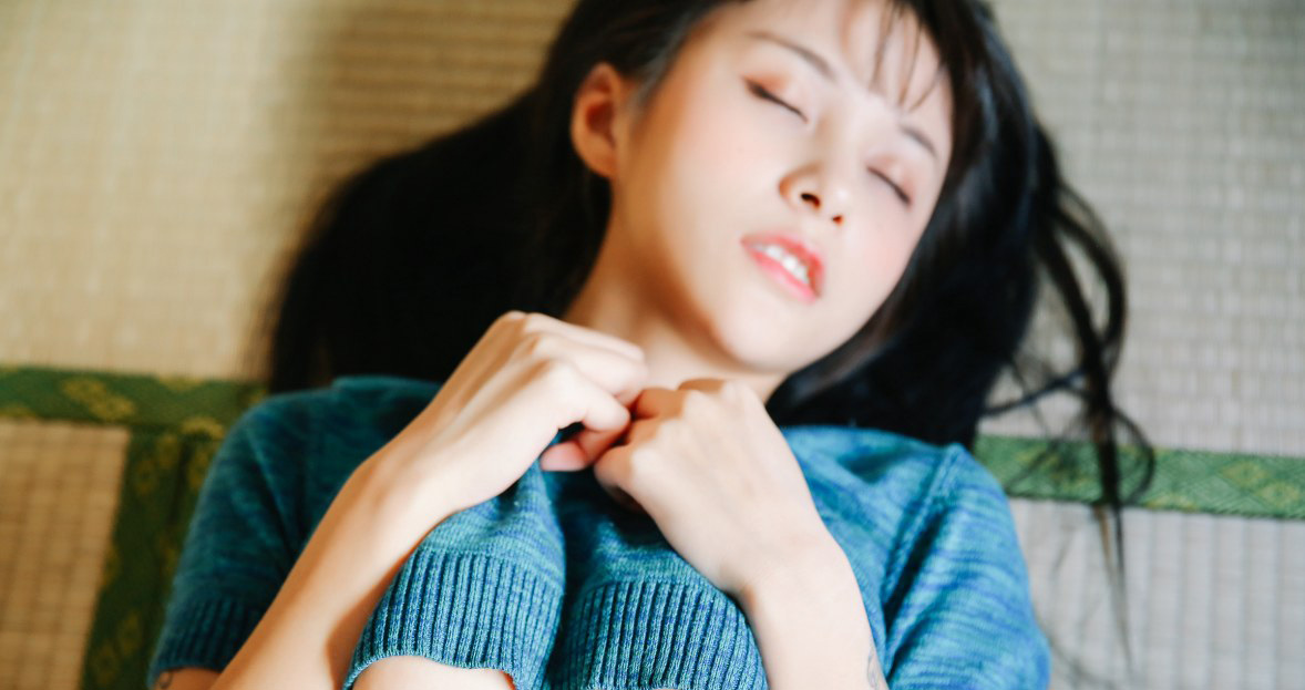 惹火美女夏美酱撩衣露胸诱惑自拍照