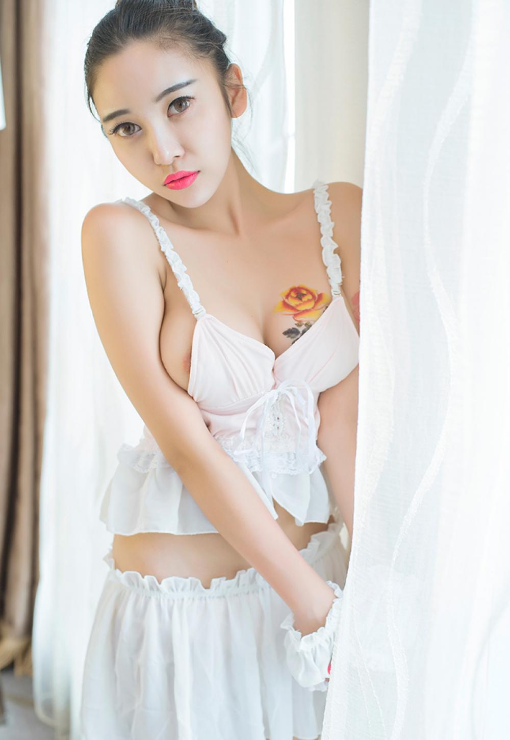性感大胸美女李梓熙私房人体艺术写真图片