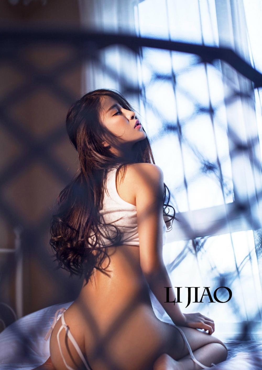 微博女神李七喜妩媚私房照片