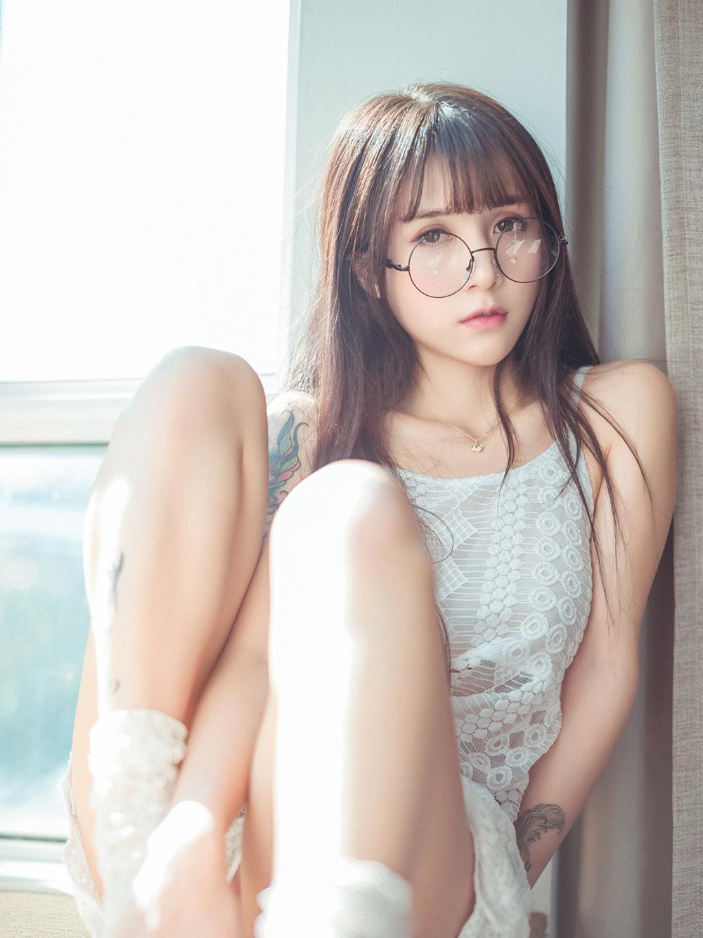 巨乳眼镜娘夏美酱性感美腿写真下载