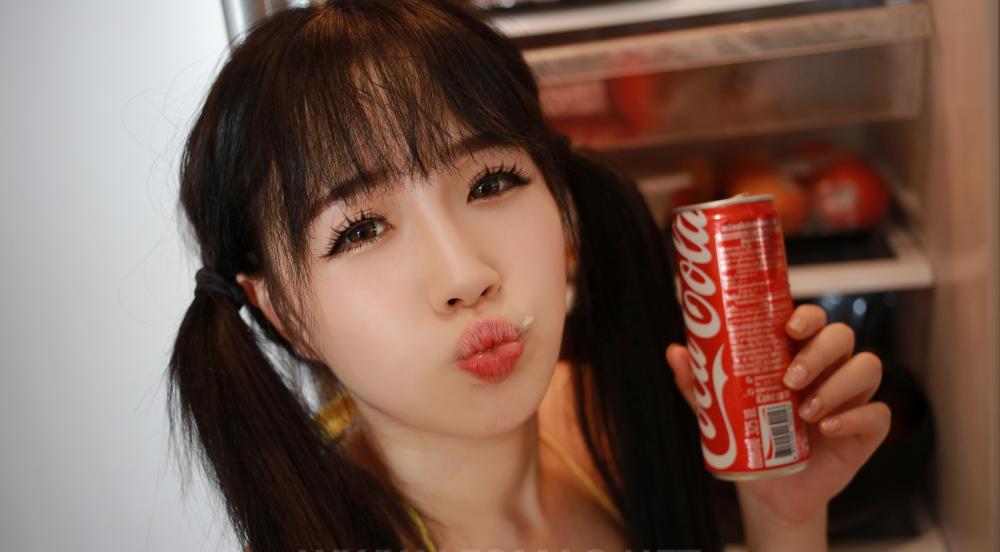 美女徐cake撅嘴卖萌性感图片