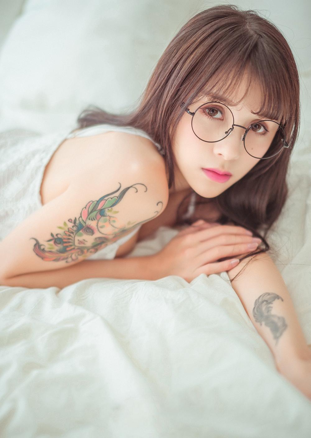 纹身萌妹子夏美酱眼镜娘诱惑写真