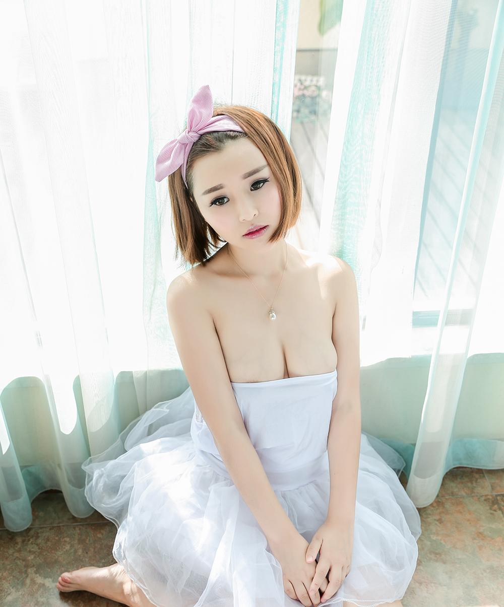白皙美女吉雅子酥胸诱惑露沟写真