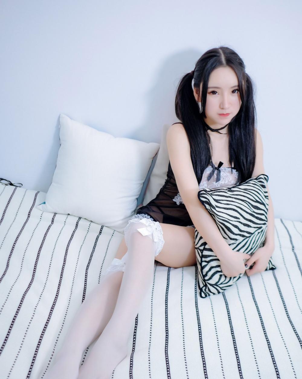 双马尾女仆周于希dummy白丝美腿诱惑写真