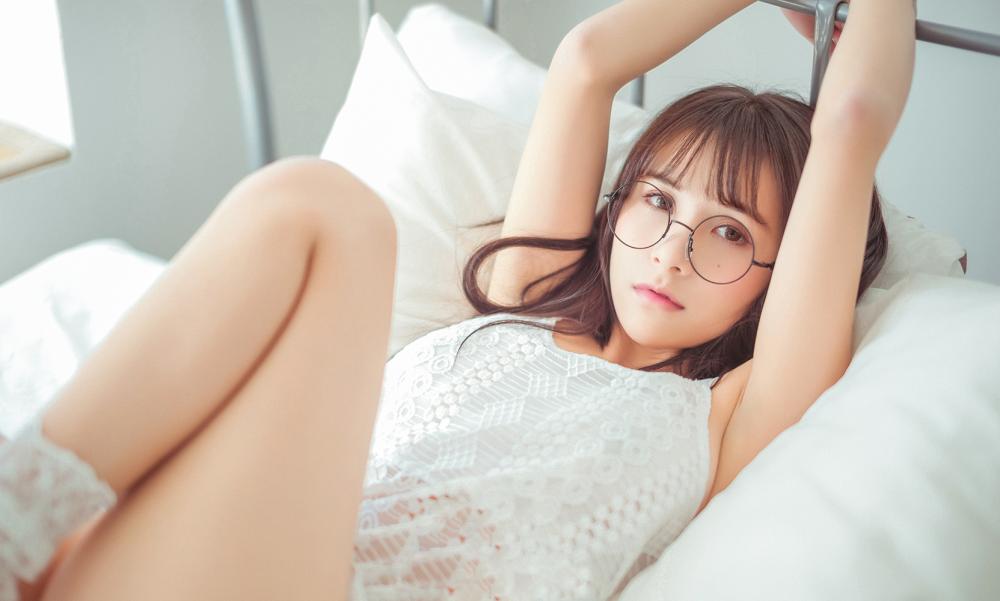 性感眼镜娘夏美酱美腿诱惑福利图
