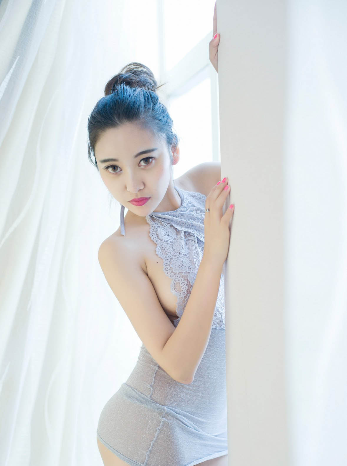 妖娆美女李梓熙巨乳诱惑人体写真