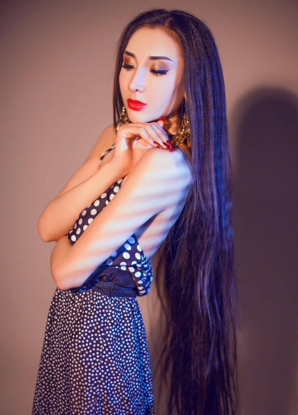 气质美女阿依努尔瓦娅妩媚迷人写真照
