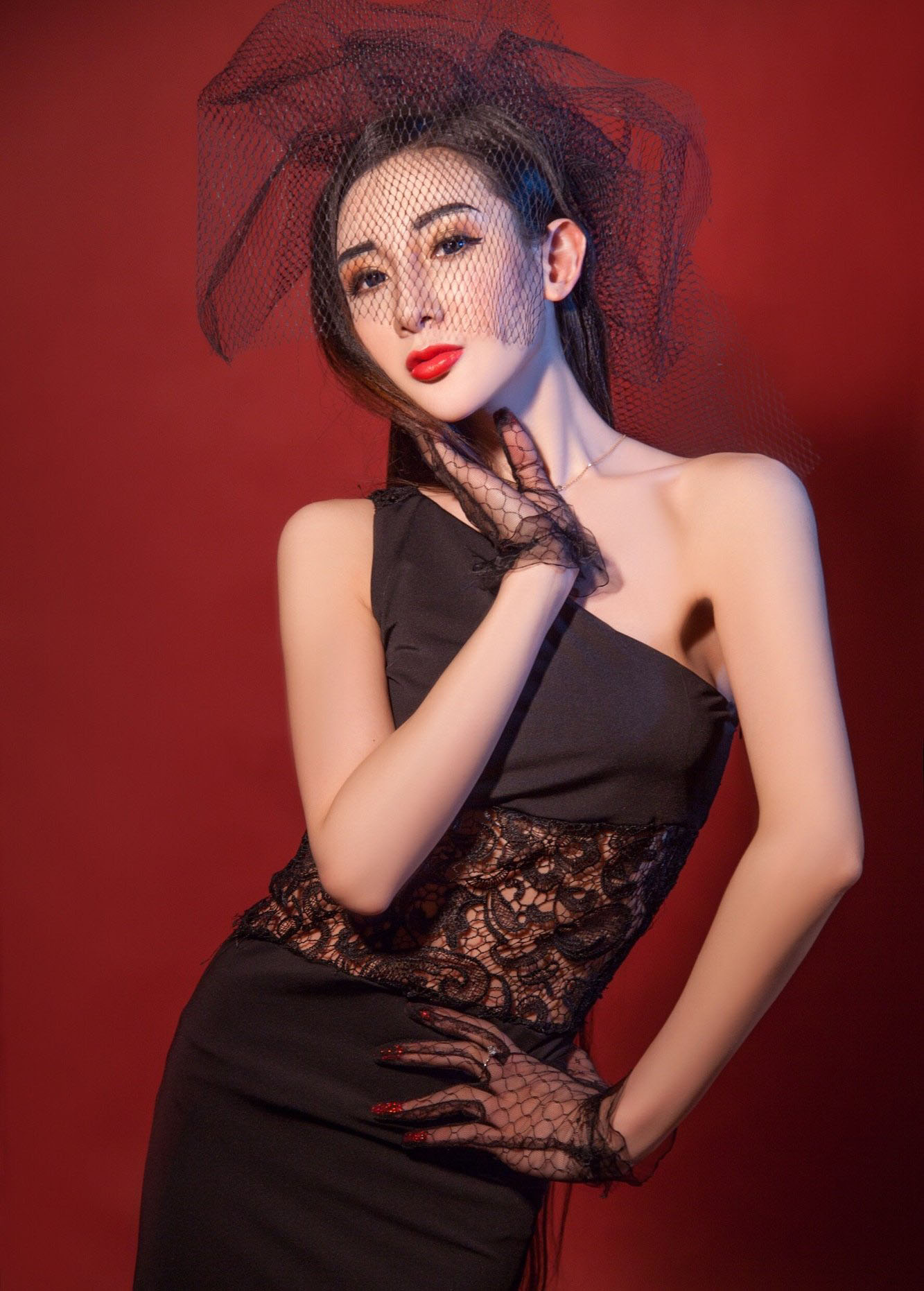 A4身材美女阿依努尔瓦娅晚礼服露肩写真