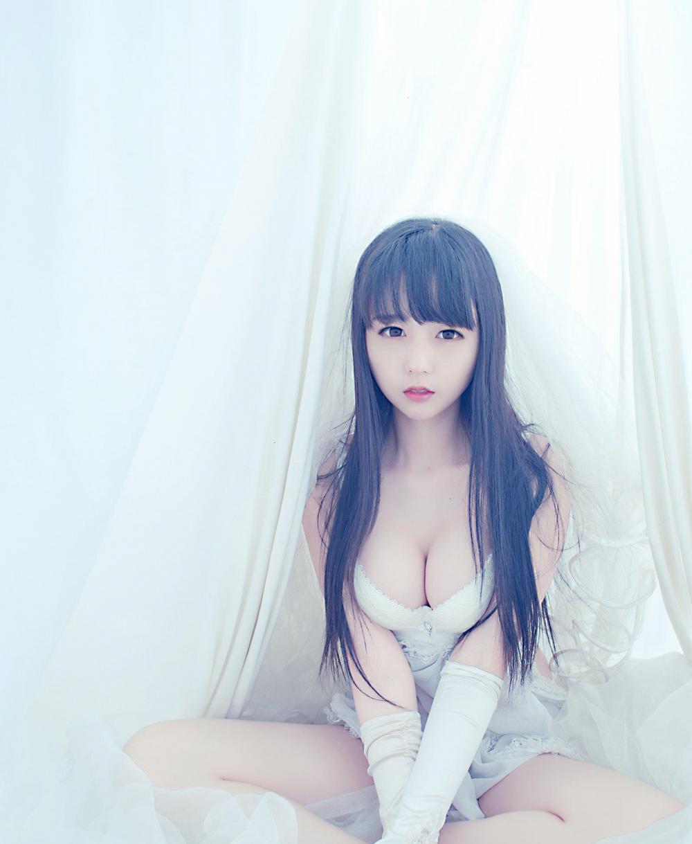 养眼美女伊伊EvaBarbie胸器逼人写真