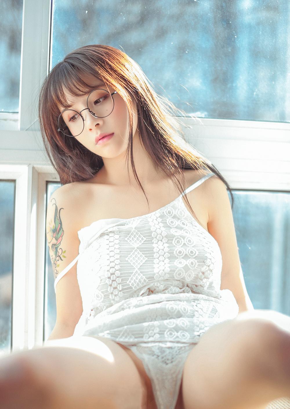 吊带衫美女夏美酱透视装诱惑写真下载