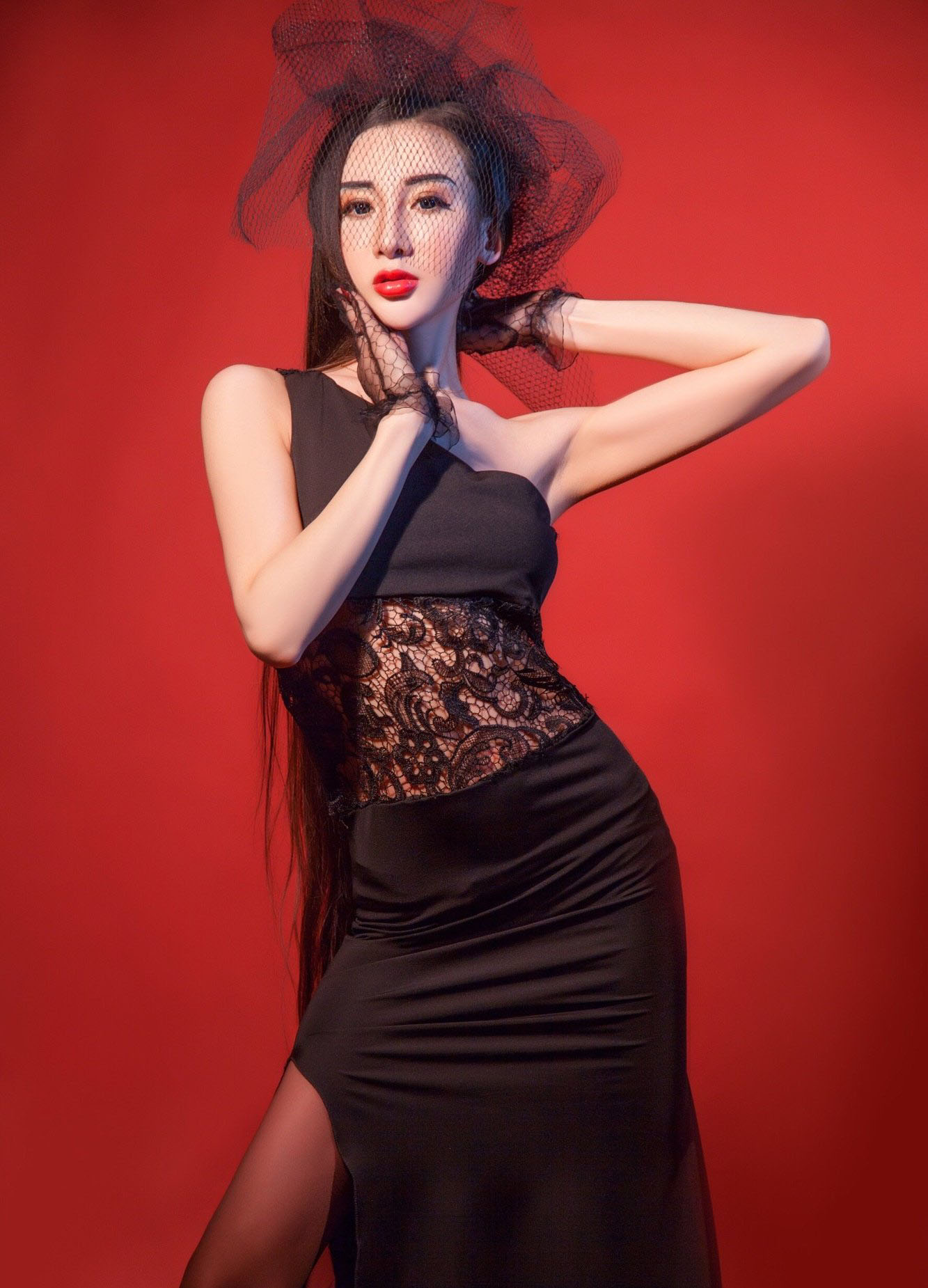妖娆美女阿依努尔瓦娅唯美自拍照
